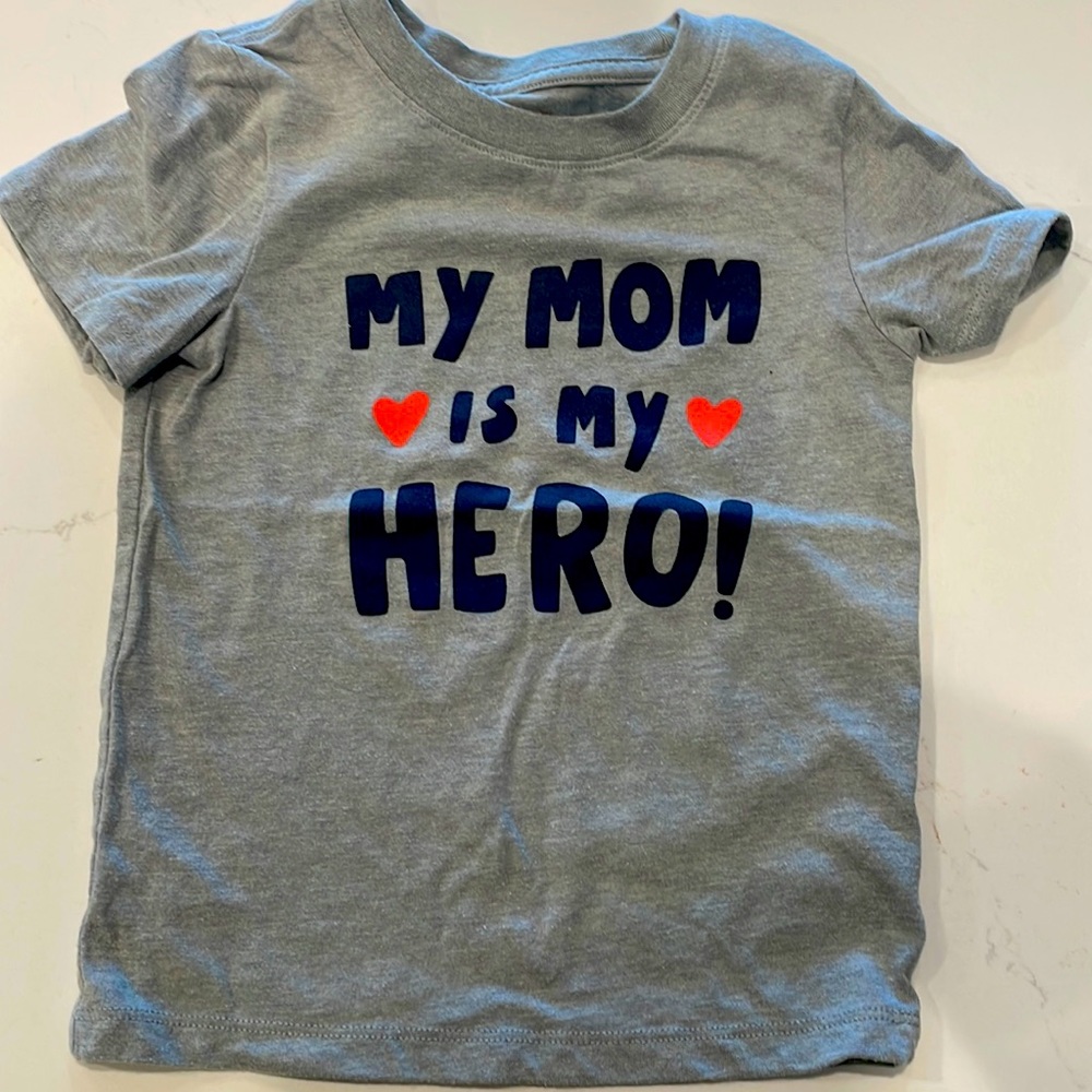 Mama loving T-shirt! Only worn 1x in Valentine’s Day- no pilling at all.